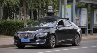 Китайска компания представи нови автомобили за таксита без шофьор съобщи