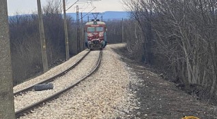Товарен влак дерайлира в района на село Зверино като един
