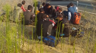 Група от 18 нелегални мигранти укриващи се в турския окръг