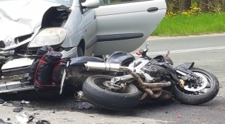 Катастрофа между мотор и кола временно затвори пътя София Варна в