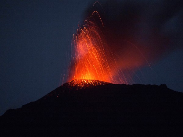 Вулканът Сакураджима, който се намира на големия остров Кюшу в