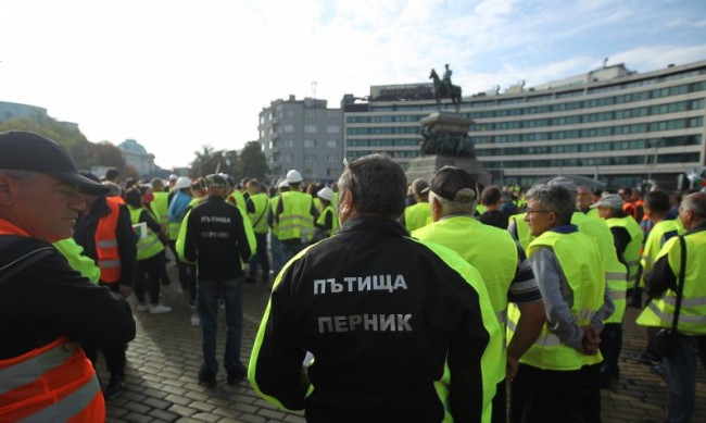 От 1 октомври няма кой да ремонтира пътищата заради протест