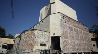 Снимка Димитър КьосемарлиевСтартът на ремонта на театър София разбуни духовете