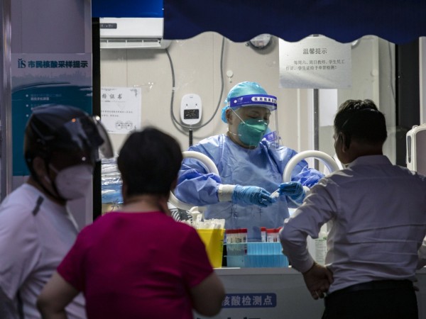 Китай одобри първия антивирусен медикамент против Covid, произведен в страната.