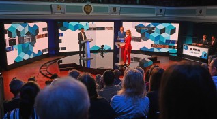 Великобритания видя първия дебат между двамата фаворити за следващ премиер