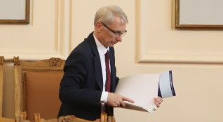 Министърът на образованието в оставка Николай Денков би желал да