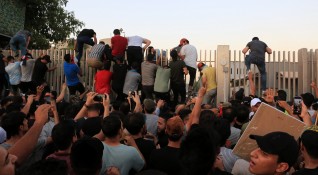 Стотици привърженици на шиитския духовник Муктада Садр нахлуха в сградата