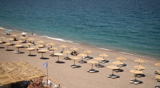 Гърция забрани влизане в морето на 12 плажа в област