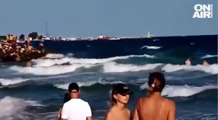 Спасители предотвратиха трагедия с групово удавяне на Южния плаж в