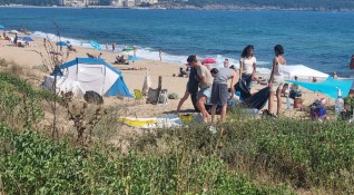 Кемпери и палатки са превзели Шофьорския плаж до защитена местност