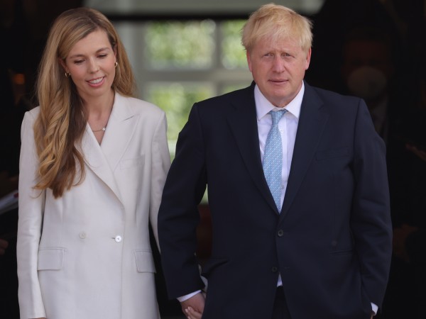 Британският премиер в оставка Борис Джонсън и половинката му Кари