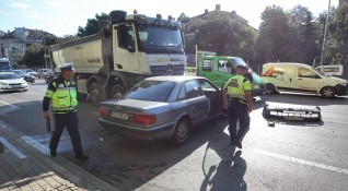 Снимка Димитър Кьосемарлиев Dnes bgЛека кола и самосвал се удариха тази