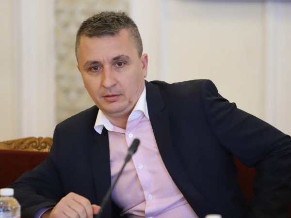 Бившият енергиен министър в кабинета „Петков” Александър Николов отговори на
