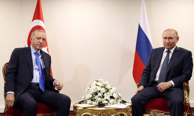 Сложните отношения Ердоган-Путин: От атомна централа до зенитни комплекси