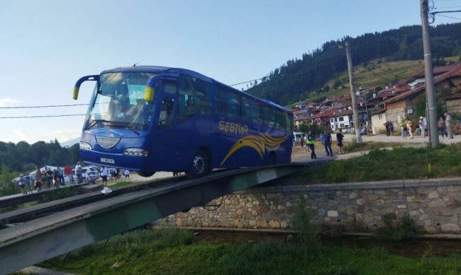 Рейс аварира на понтонен мост, спасиха 50 пътници 