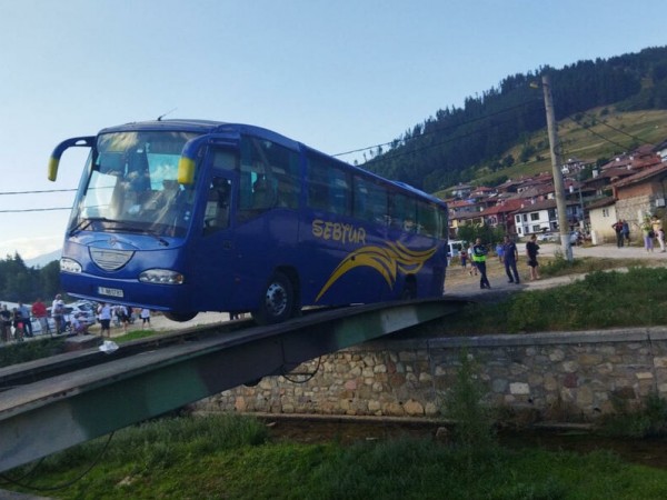 Пътници бяха спасени от аварирал автобус в Копривщица. Към 18:30