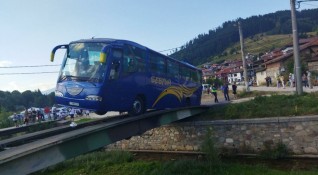 Пътници бяха спасени от аварирал автобус в Копривщица Към 18 30