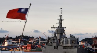 Китайски военни самолети и кораби отработват мнима атака срещу Тайван
