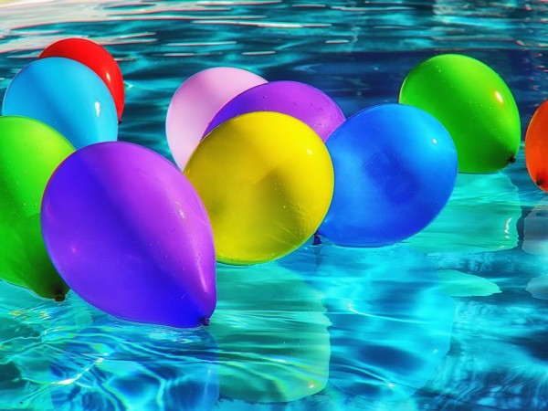 Продажбата на балони с райски газ по морето продължава въпреки