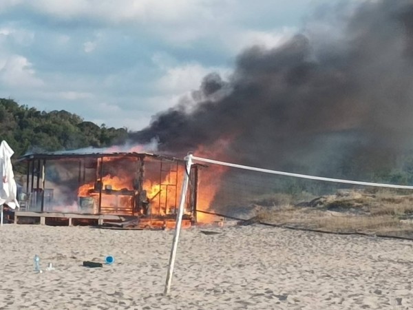 Изгоря последният бар на плажа в Китен, разположен в къмпинг