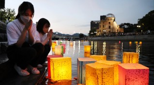 Камбанен звън огласи японския град Хирошима на зазоряване 77
