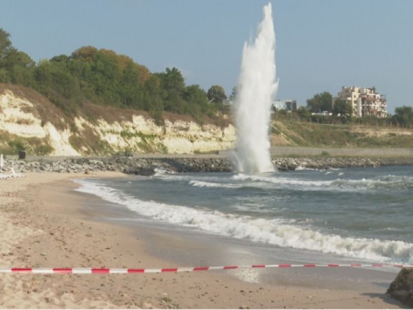 Унищожена беше противопехотната мина край централния плаж на Царево, за