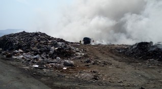 Отпадъци горят на сметището край село Вишеград близо до Кърджали