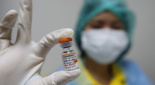 БиоНТех очаква да започне доставките на две адаптирани ваксини против
