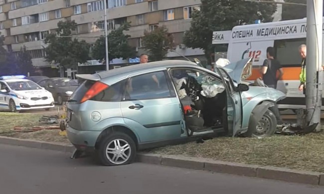 Кола се заби в стълб на "Цариградско шосе" в час пик