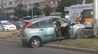 Двама души са с опасност за живота след като кола