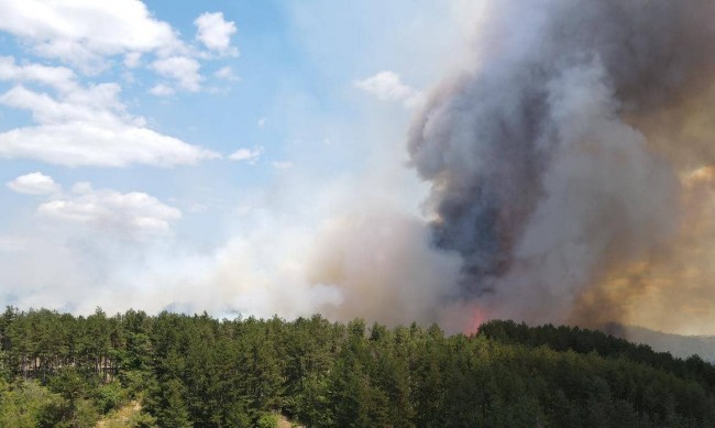 Продължава гасенето на пожара край панагюрските села Левски и Елшица