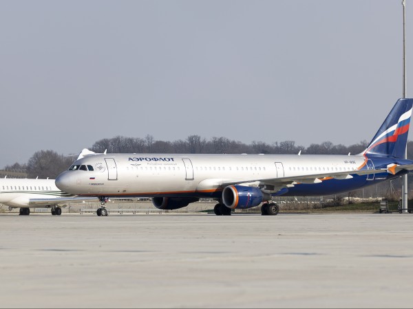 Руските авиокомпании са започнали да разглобяват своите самолети, съобщи Блумбърг.