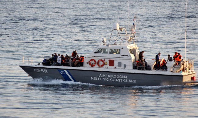 Кораб с мигранти се обърна в Егейско море, десетки се издирват