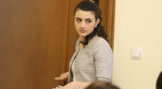 Лена Бориславова отвърна на ехидния пост на Десислава Атанасова в