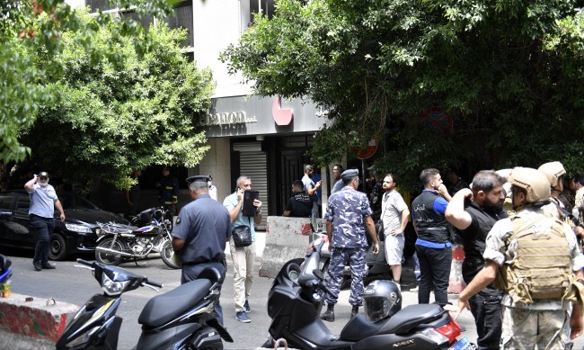 Въоръжен взе заложници в банка в Бейрут