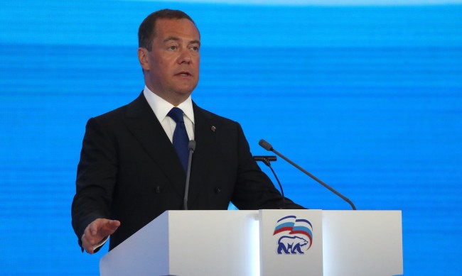 Медведев предрече края на Зеленски - трибунал или комик втора ръка