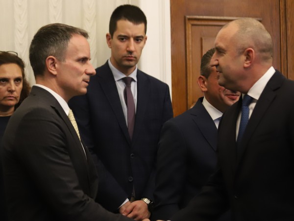 Президентът Румен Радев се срещна с строителите на газовата връзка