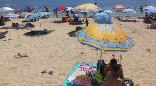 В гръцкия град Каламата раздават на пушачите на плажа пепелници