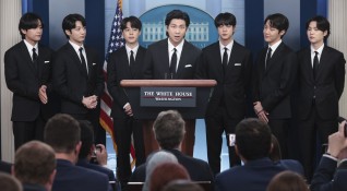 Суперзвездите от южнокорейската група Би Ти Ес предизвикаха дебат за