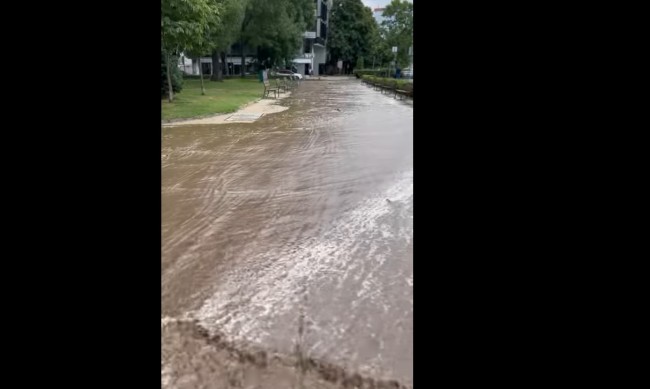 Авария наводни улици в квартал Лозенец 