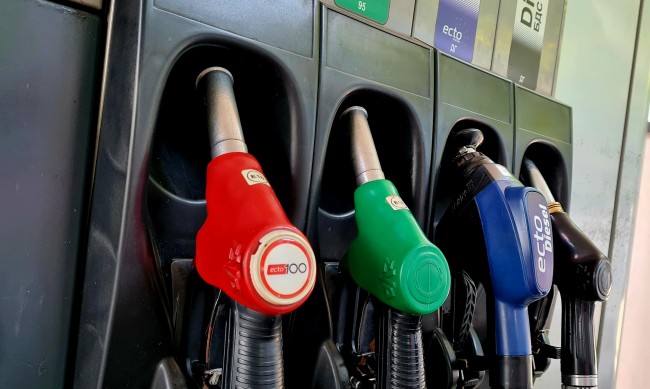 Цените на горивата падат: Колко плащаме за литър?  