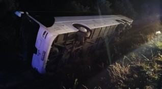Две от децата пострадали при снощната катастрофа със сръбски автобус