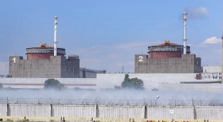 От едната страна на река Днепър е атомната електроцентрала Запорожие