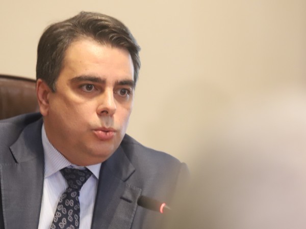 Асен Василев заяви, че решението България да не плаща за