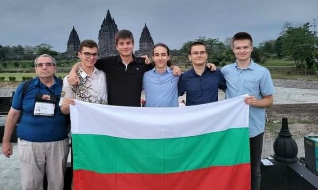 Наши ученици с 4 медала на международна олимпиада по информатика