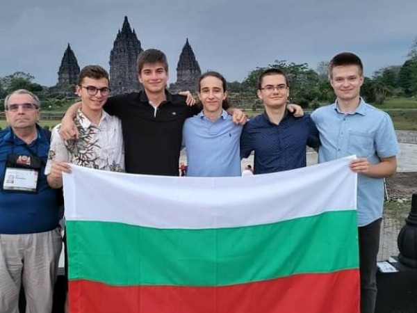 Български ученици спечелиха два сребърни и два бронзови медала от