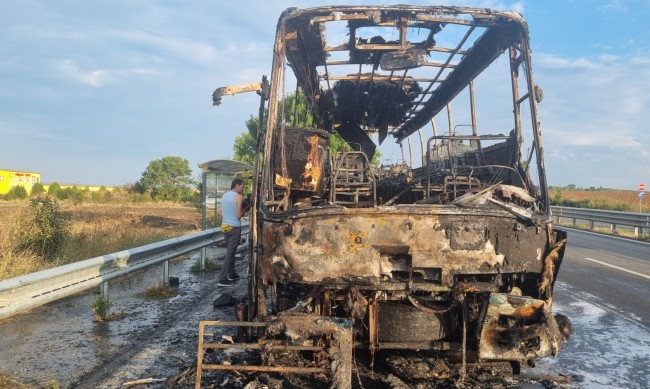 Късо съединение подпалило автобуса край Бургас 