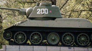 Естонските власти премахнаха танк от съветската епоха от пиедестала му