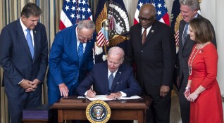 Президентът на САЩ Джо Байдън подписа закон за 430 милиарда