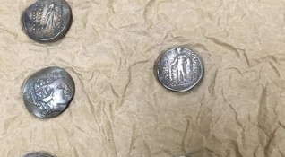 Полицаи иззеха 30 монети с вид на антични от жилището